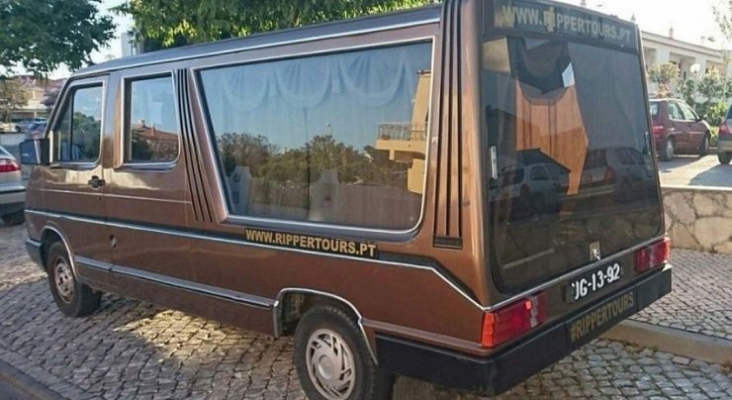 El Portugal más oscuro se promociona a bordo de un coche fúnebre El Portugal más oscuro se promociona a bordo de un coche fúnebre