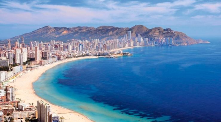 Los hoteleros de la costa valenciana temen que la inestabilidad política española afecte al turismo nacional Los hoteleros de la costa valenciana temen que la inestabilidad política española afecte al turismo nacional