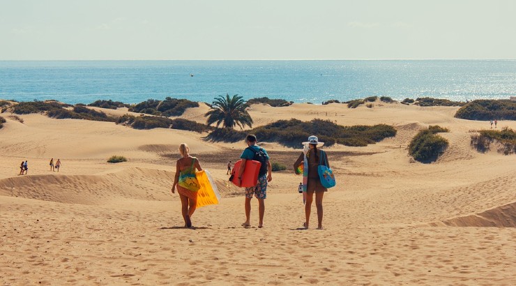 El toque de queda y los cierres perimetrales, medidas que podrían acabar pronto. Turistas en Gran Canaria