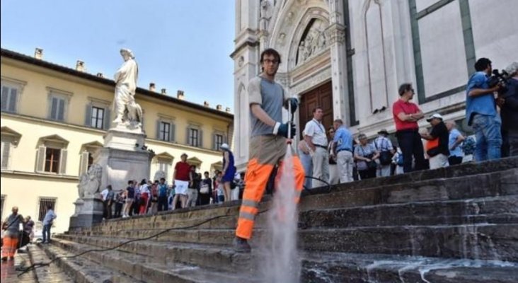 Operario municipal limpia la escalinata de Santa Croce