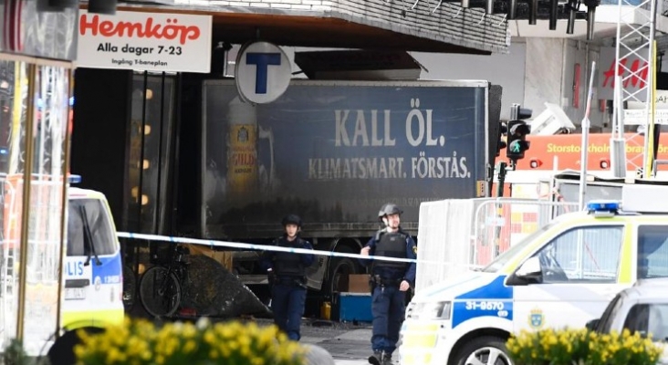 El camión se empotró contra un centro comercial tras arrollar peatones (Jonathan Nackstrand/AFP)