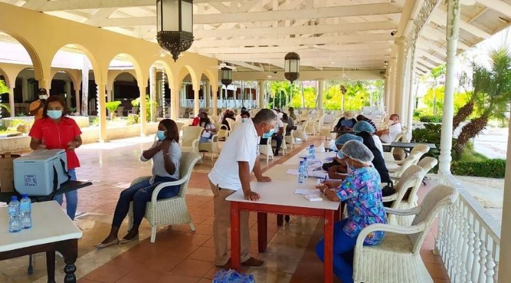 República Dominicana comienza a vacunar contra el Covid al personal turístico | Foto twitter @DavidColladoM
