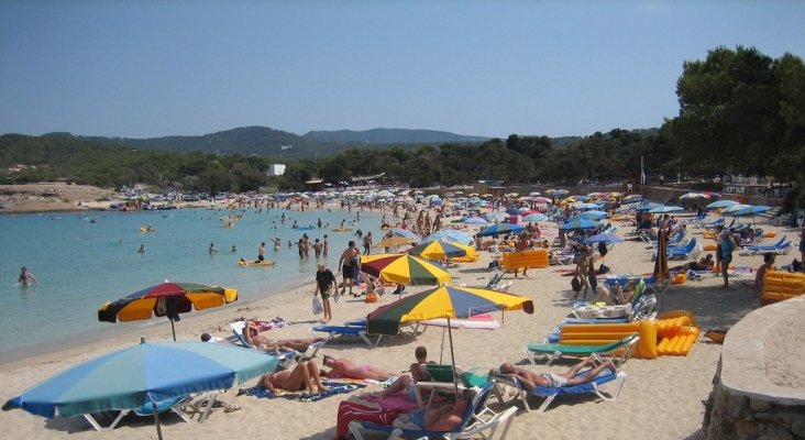 Ibiza congela la plantilla de control turístico pese al aumento del alquiler vacacional