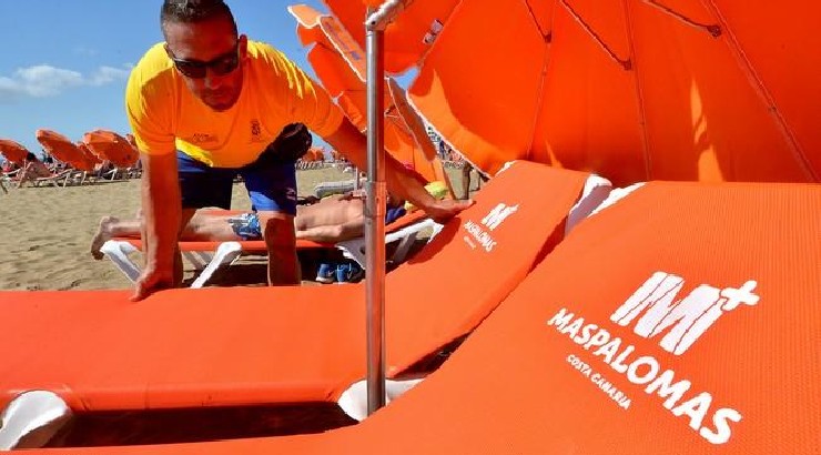 Sombrillas y hamacas en Playa del Inglés (foto: La Provincia)