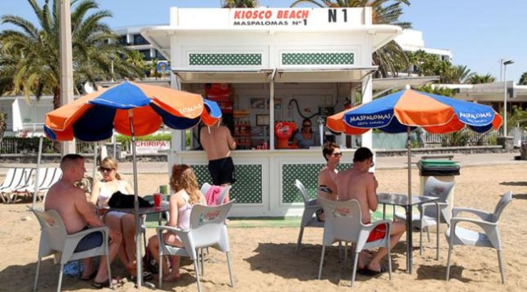 Turistas en uno de los antiguos chiringuitos de Maspalomas. (foto: La Provincia)