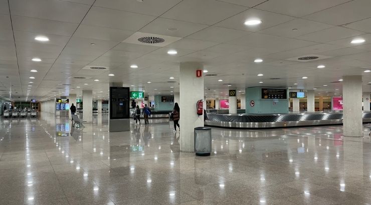 salida de equipaje en aeropuerto el prat foto tourinews