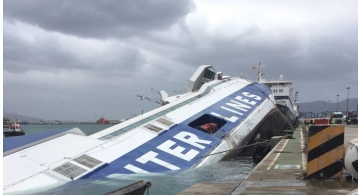 El temporal hunde un ferry de 102 metros de eslora