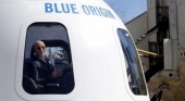 Los billetes para el primer vuelo espacial de Blue Origin, a la venta el 5 de mayo | Jeff Bezos en la cápsula del New Shepard| Reuters