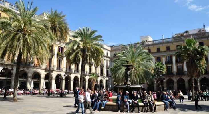 Más de la mitad de los edificios del Barrio Gótico de Barcelona albergan pisos turísticos