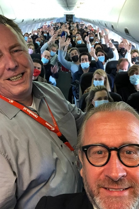 Steven van der Heijden (CEO de Corendon) y Arjan Kers (director general TUI Nederland) posan entusiasmados con los pasajeros