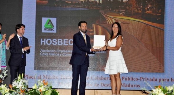 Nuria Montes durante la entrega de la Placa al Mérito Turístico a Hosbec