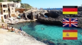 Turistas en la playa de Caló des Moro (Mallorca)