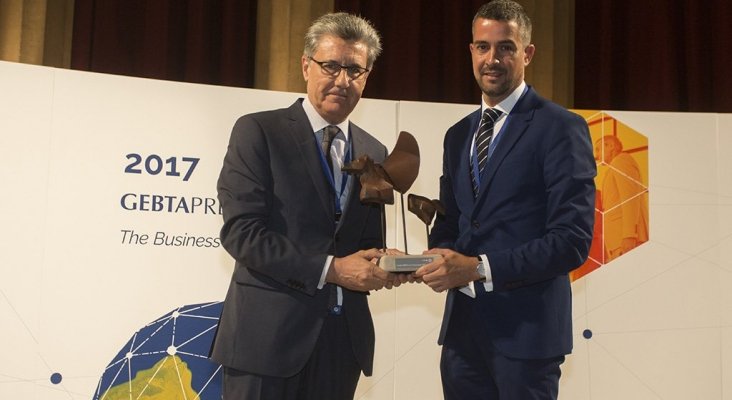 Premio GEBTA 2017 a la Innovación para SEAT, entregado por Juan Carlos González, presidente de GEBTA España, y recogido por Arantxa Alonso, Head of Digital Business Development (SEAT).