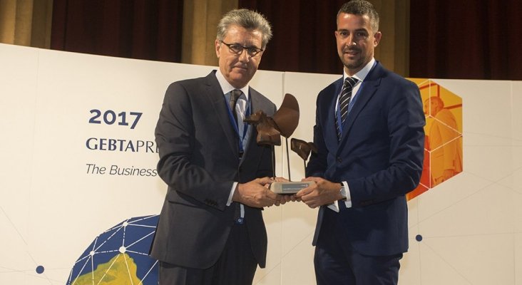 Premio GEBTA 2017 a la Innovación para SEAT, entregado por Juan Carlos González, presidente de GEBTA España, y recogido por Arantxa Alonso, Head of Digital Business Development (SEAT).
