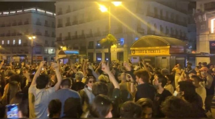 Esto provocó que durante la noche del sábado al domingo en numerosas ciudades españolas muchas personas salieran a celebrarlo | Foto publico.es Esto provocó que durante la noche del sábado al domingo en numerosas ciudades españolas muchas personas salieran a celebrarlo | Foto publico.es