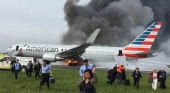 Pasajeros ponen en peligro la evacuación de un avión en pleno incendio