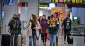 Pasajeros con mascarillas en la Terminal 2 de Aeropuerto de Madrid - Barajas | JMCadenas EXPANSION