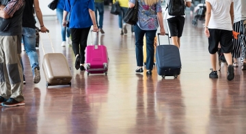Viajeros con maletas típicas para estancias turísticas Viajeros con maletas típicas para estancias turísticas