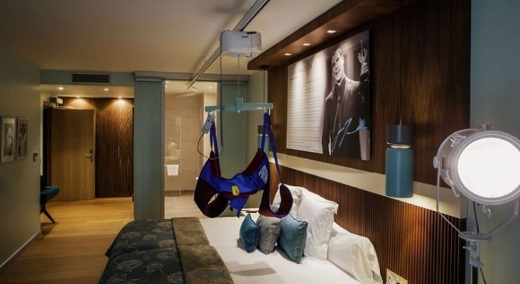 Habitación adaptada, Hotel Astoria7. Foto de zinema7hotel.com Habitación adaptada, Hotel Astoria7. Foto de zinema7hotel.com