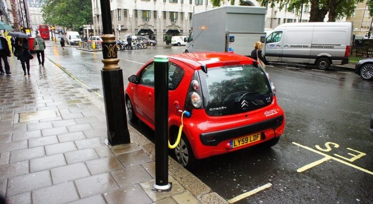 Reino Unido quiere dotar las autovías de puntos de recarga para coches eléctricos