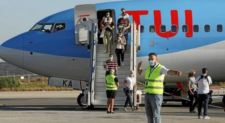Pasajeros desembarcando de uno de los aviones del turoperador TUI, que el domingo arrancó sus operaciones entre Alemania y la Isla |Imagen vía menorca.info