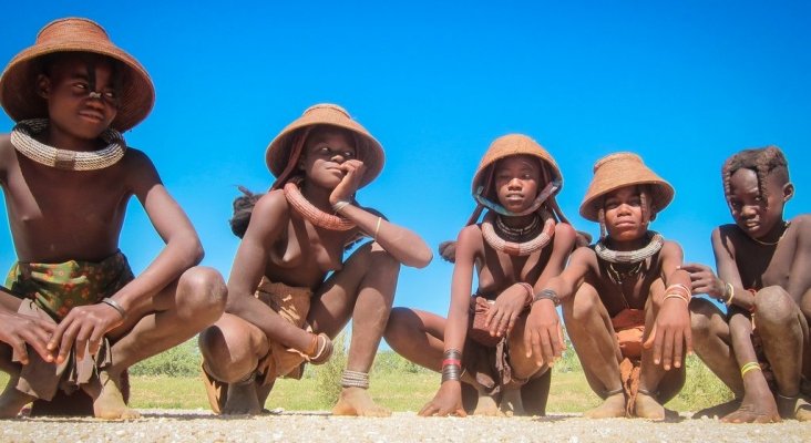 La relación con turistas está desvirtuando sus tradiciones y su modo de vida