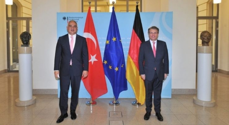 Turquía exige la integración en el pasaporte Covid europeo/ Mehmet Nuri Ersoy junto con Thomas Bareiß. Foto del Twitter de Mehmet Nuri Ersoy. 