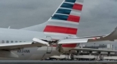 Avión de American Airlines derriba con su ala un poste de luz del Aeropuerto de Dallas | Foto transponder1200.com