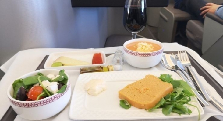 Imagen de una comida en avión | Foto Tourinews