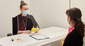 Una empleada de Lufthansa se registra para recibir su vacuna