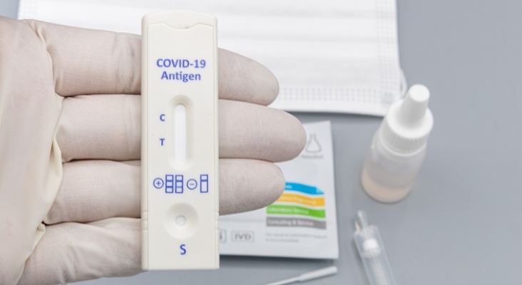 La Organización de Consumidores reclama que los test sean gratis para los viajeros no vacunados | dronepicr (CC BY 2.0)