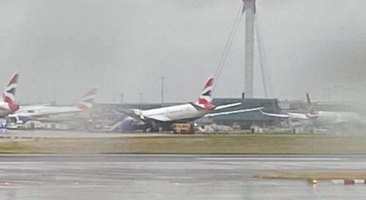 Colapsa el tren delantero de Boeing Dreamliner en la pista de Londres Heathrow Foto On the Wings of Aviation