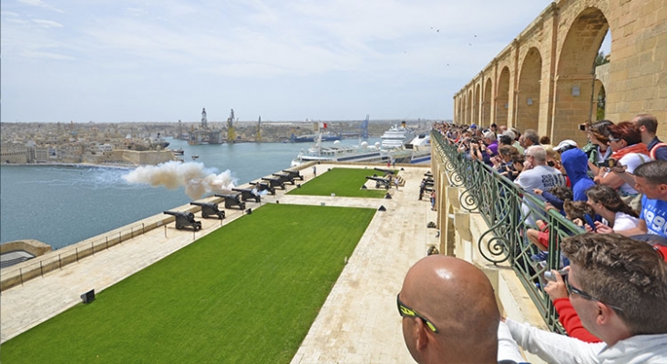 Bienvenida con salvas de cañón, atracción turística del puerto de Malta