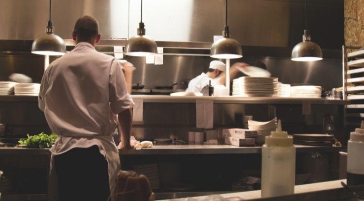 Mejorar el emplatado, las presentaciones, guarniciones, etc. de las propuestas, no sólo de los alimentos incluso de las bebidas son cuestiones estrictamente necesarias.