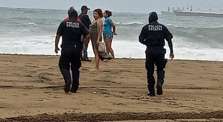 Los turistas desafían al huracán Enrique en las costas del Pacífico mexicano|Foto: Unomasuno