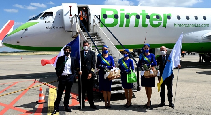 Tripulación a pie del avión al llegar el primer vuelo de Binter a Lille (Francia)