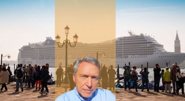Arturo Crosby y de fondo un crucero en Venecia