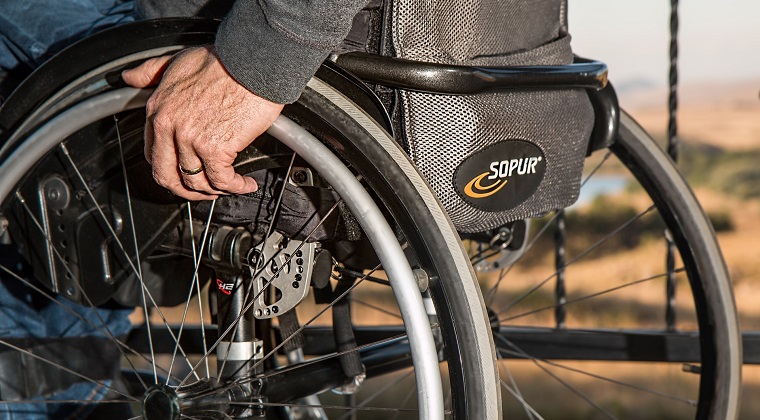 Un pasajero con discapacidad denuncia que Air Europa rompió su silla de ruedas