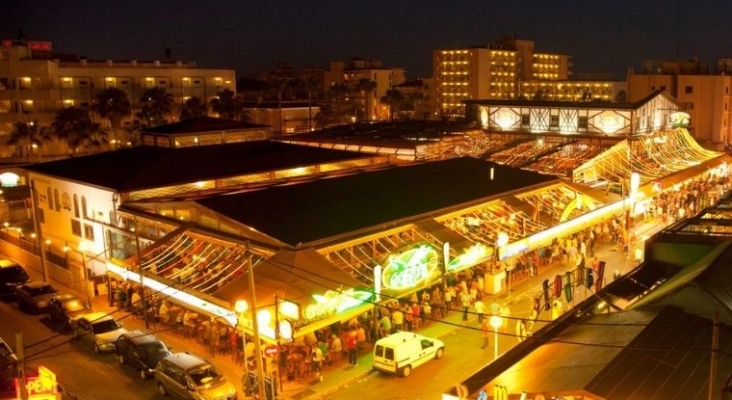 Hosteleros de Magaluf y Playa de Palma (Mallorca) ponen su "granito de arena" contra el botellón| Foto: Bar Bierkönig vía Facebook