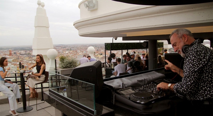 Luis Riu pinchando en una sesión como DJ en la terraza del Hotel Riu Plaza España en Madrid.
