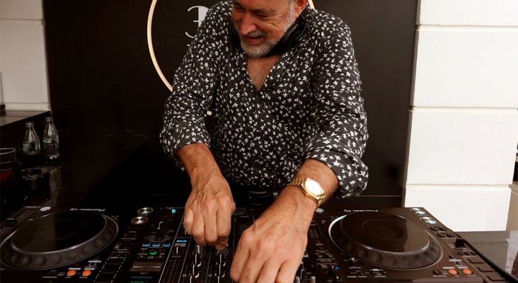 Luis Riu con su mesa de mezclas Pioneer en una sesión de música en la terraza 360 del Hotel Riu Plaza España.