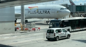 Avión de Plus Ultra en el aeropuerto de Adolfo Suárez Madrid-Barajas | Foto: Tourinews
