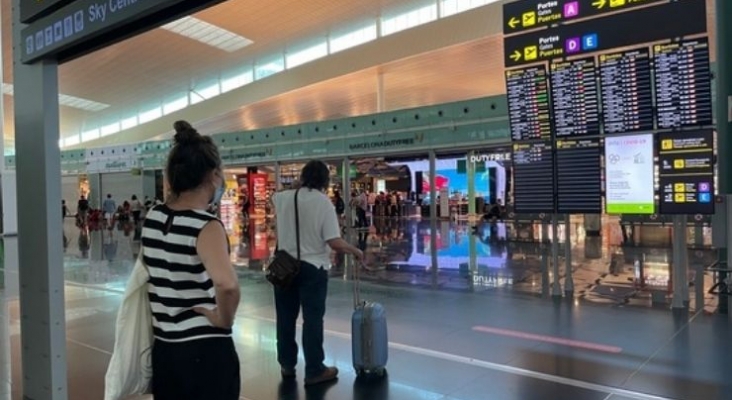 Pantalla de salidas y llegadas en el Aeropuerto de Barcelona | Foto: Tourinews Pantalla de salidas y llegadas en el Aeropuerto de Barcelona | Foto: Tourinews
