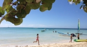 Niños disfrutando en playa de La Romana, República Dominicana
