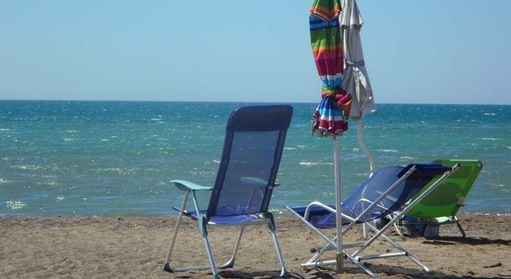 Utensilios ubicados en primera línea de playa