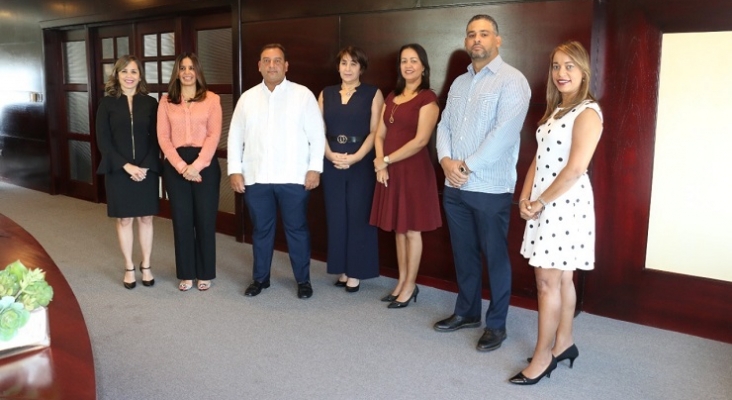 Nueva directiva de ANDRI: Analíe Prieto, vicepresidenta; Joan Flaquer, secretaria; Ney Deschamps, presidente; Josefina Curiel, vocal; Emilia Rosario, vocal; José Miguel Soriano, tesorero y Donnys Suncar, vocal
