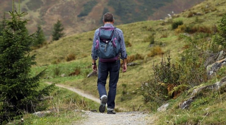 Excursionista en un área natural protegida.