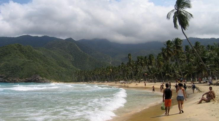 Turistas en playa Latinoamericana.