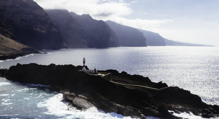 Aún más ventajas para rodar en Tenerife | FILM Helicoptero 062 faro punta teno gigantes buenavista del norte volcanes territorio antiguo alta (1280x853)