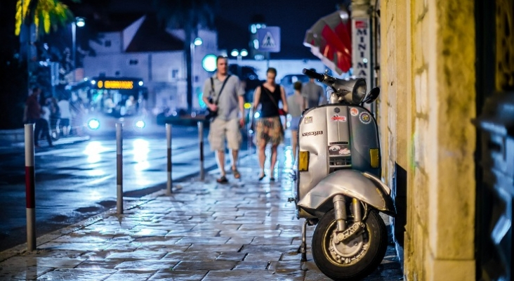 Transeúntes en Dubrovnik, Croacia